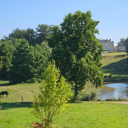 Les Dependances Du Chateau De Semesterbostad