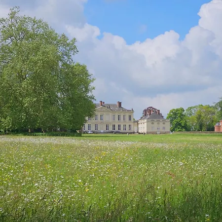 Les Dependances Du Chateau De *
