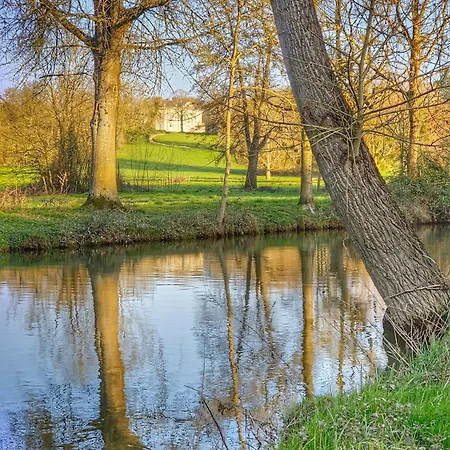 Les Dependances Du Chateau De Semesterbostad