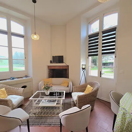 Les Dependances Du Chateau De Holiday home Craon (Mayenne)